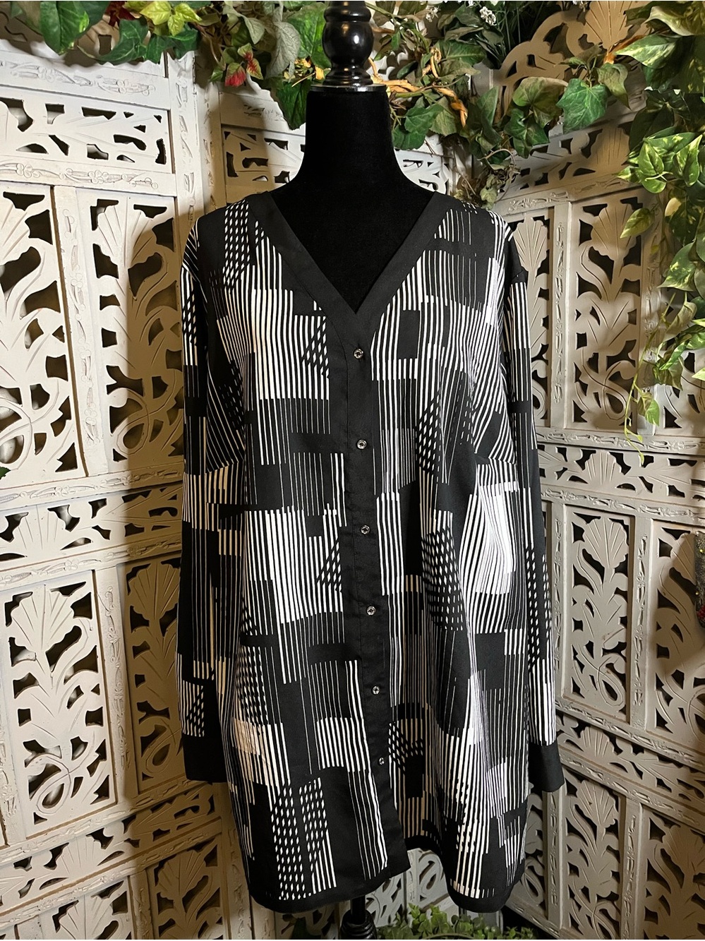 CALVIN KLEIN CLASSY BLACK & WHITE ABSTRACT GEOMETRIC V-NECK PLUS SIZE TUNIC TOP